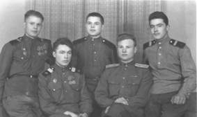 Владимир Иванович Полюшков (слева) и его боевые друзья