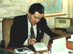 Алексей Петрович Маресьев – заместитель Председателя Российского Комитета ветеранов войны в своем кабинете
